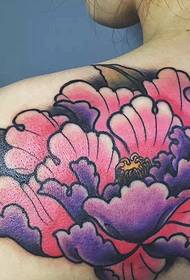 takarja el a gyönyörű, nagy virág tetoválás tetoválásának egy kis részét