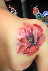 laang Hoer Meedchen mat engem Blummen Tattoo op der Réck
