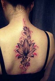 kecantikan seksi kembali memiliki tato lotus yang tampan