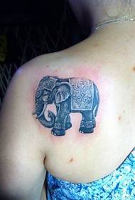 Tatouage dorsal de bébé éléphant