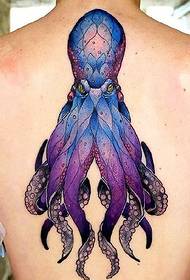 Patrón de tatuaje de pulpo de color en el centro de la columna vertebral