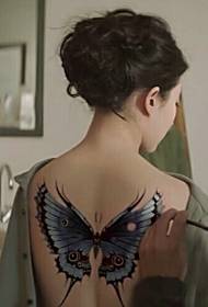 高貴な女神の背中に優雅な蝶のタトゥー