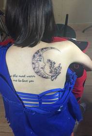 meitene atpakaļ glīts mēness rozes tetovējums