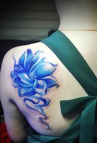 tatuaggio di loto blu di colore posteriore Il modello è stupendo