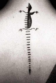 naisen selkäluun tatuointi