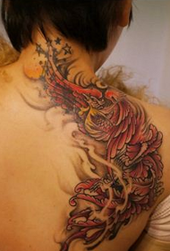žensko rame lijepa tetovaža feniksa