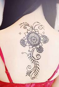 Patrón de tatuaje de henna de moda de columna vertebral femenina noble