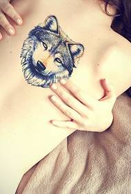 ubuhle emuva wolf ekhanda tattoo iphethini