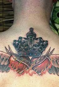 krone og kjærlighetsvinger kombinert tatoveringer bak