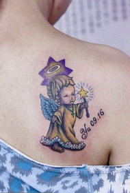 Hình xăm thiên thần nhỏ dễ thương trên vai