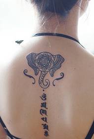 Fojusi Mantra-mẹfa ọrọ pẹlu Tatthma Flower Back Tattoo