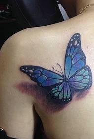 Image 3D de tatouage de papillon bleu restant sur le dos