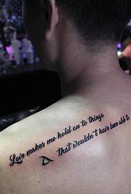personalità della moda del tatuaggio posteriore nel modello di tatuaggio inglese