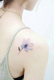 weiße Haut mit einer kleinen frischen Blume Tattoo ist sehr gut 93162 - Rückenfarbe dominierend stolz Löwenkopf Tattoo-Muster