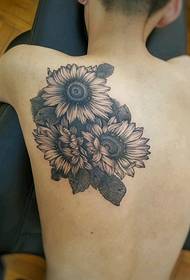 maža dalis juodos ir baltos chrizantemos tatuiruotės modelio ant berniuko nugaros