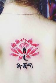 e përshtatshme për foton e tatuazhit të lotusit të shpinës së vajzës është shumë e bukur