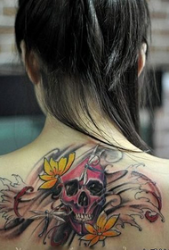 女の子の背中にカラフルなスカルのタトゥーパターン