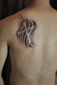 männlech Schëller schwaarz a wäiss Kräiz Tattoo