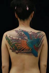 gadis belakang dicat corak tato merak