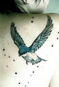 feminino volta voando pequeno pássaro tatuagem