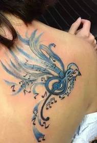 Nainen takaisin huomata lintu tatuointi malli