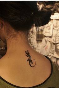 belo reen nigra kaj blanka totema gecko tatuaje ŝablono