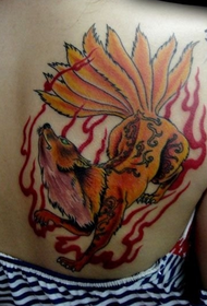 tetovaža vuka s devet repova s dominirajućim leđima