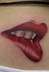 ファッション女性の背中のセクシーな赤い唇のタトゥー