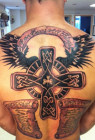 Salib terpasang di sayap mimpi pola tato kembali