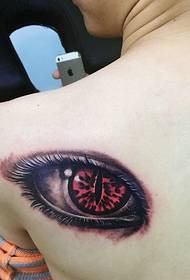 un ochju realisticu ritrattu di tatuaggi 3d