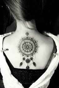 tattoo inayopenda ya msichana mdogo wa totem