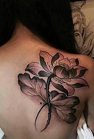 Intombazana emde ye-shawl intombazana emhle iphethini ye-lotus tattoo