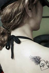 lány hátán egyszárnyú személyiség tetoválás