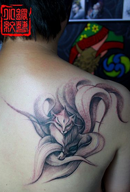 მამრობითი უკან ლამაზი ცხრა კუდი მელა tattoo