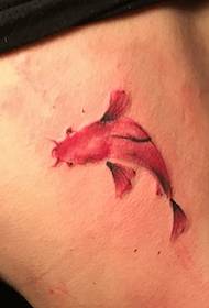 plivaj i plivaj Nazad mali uzorak tetovaže zlatne ribice