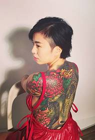 personalidade rapaza tras A parte traseira ten unha tatuaxe tótem de cores