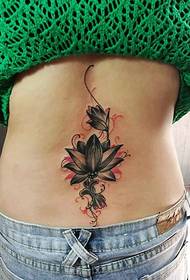 Atrás aparece unha tatuaxe de loto Máis feminina