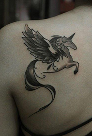 дівчата плечі авангардних красивих дизайнів татуювань єдиноріг