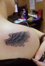 --------------------------------------- Parte posteriore della ragazza con un tatuaggio del tatuaggio del loto