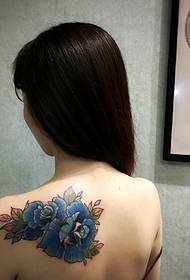 ຮູບແຕ້ມຮູບ tattoo peony ຂອງຜູ້ຍິງຍາວ