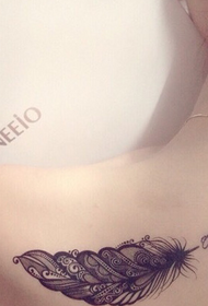 le ragazze hanno un bell'aspetto tatuaggio totem di piume