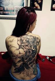 длинные волосы сексуальные красоты назад с татуировкой Гуань Гун