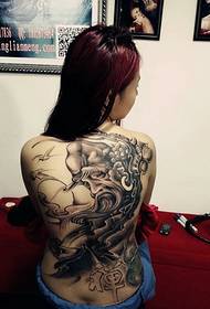bellezza sexy capelli lunghi indietro con tatuaggio Guan Gong