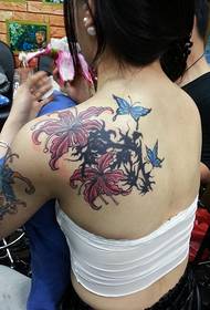 frumusețe umerii tatuaj frumos flori și fluturi