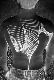 il modello di tatuaggio 3d posteriore super-sfoggiato è molto realistico