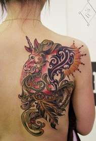 sumbanan nga kolor sa likod sa kolor nga unicorn nga tattoo