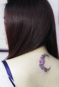 ragazza indietro piccolo modello di tatuaggio ghirlanda a forma di luna fresca