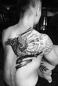 pokrývat polovinu zadní černé a bílé vrány tetování obrázek