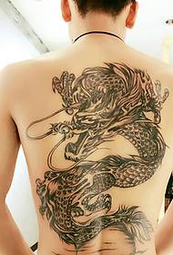 80 moških hrbtov ima močan vzorec tetovaže zmaj