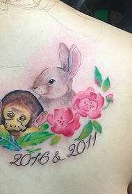 слатке и шарене животињске тетоваже на леђима